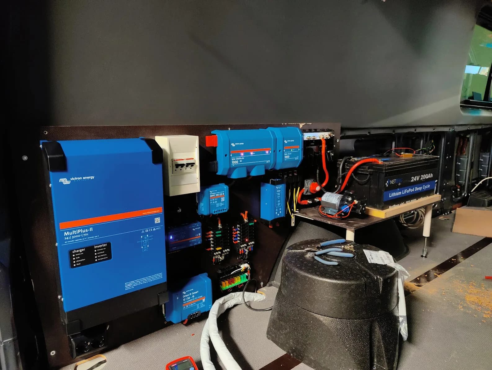 LiFePO4 + LYNX + Multiplus-II kerfi í Sprinter